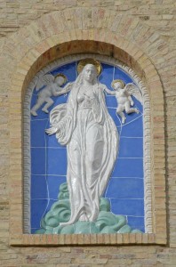 Assunzione. Facciata  Chiesa "Madonna del Popolo", Frisa (CH), 2004.