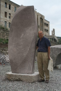 Antonio Di Tommaso con una sua scultura, Armenia, 2012